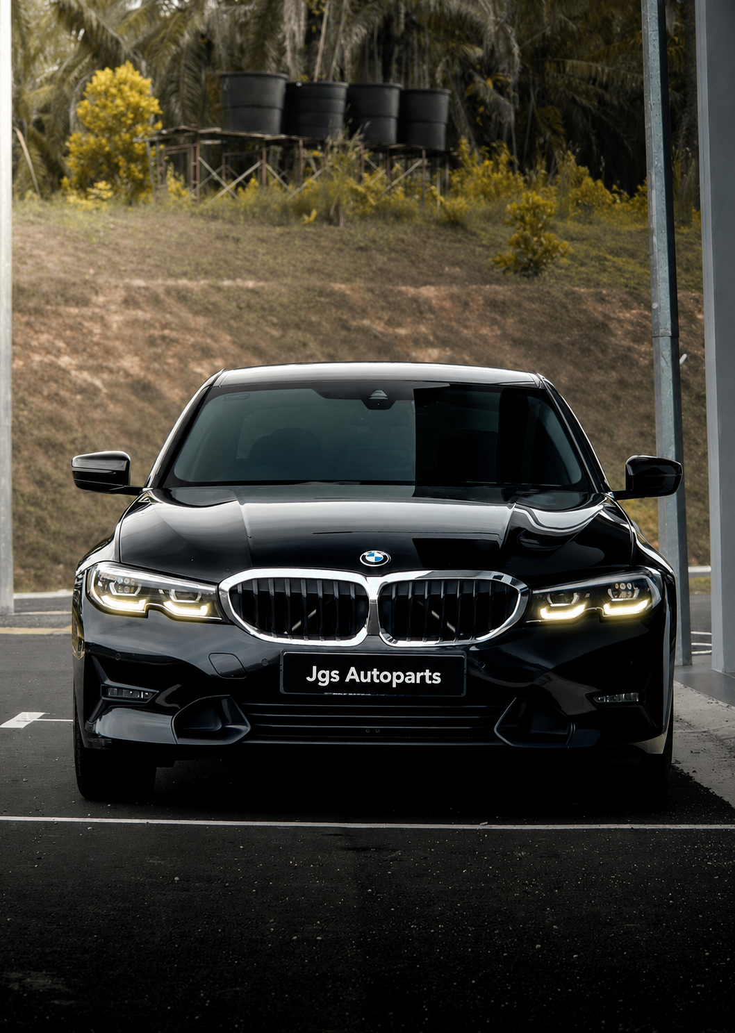 Black BMW G20 before its LCI conversion, viewed from the front